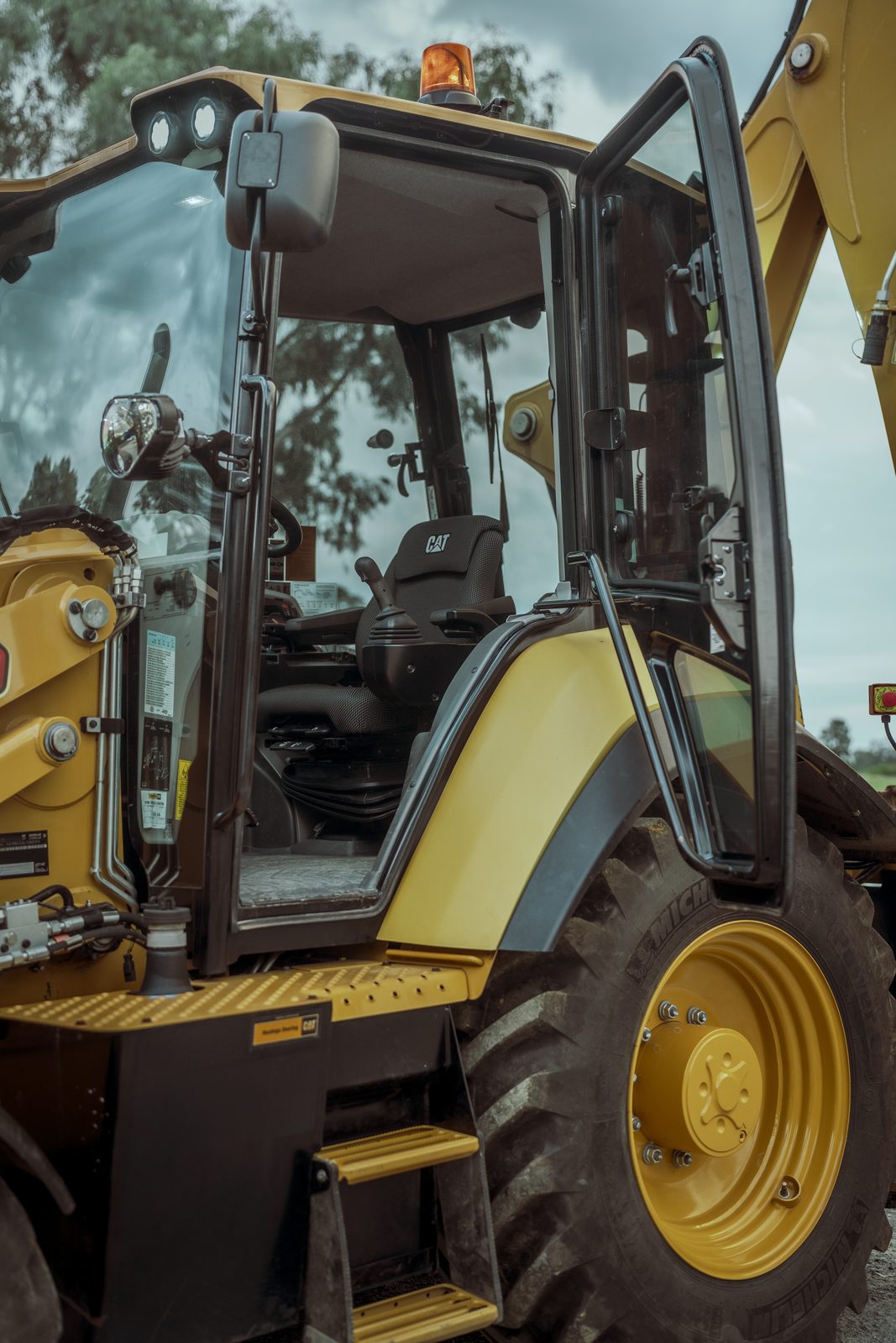 CAT 432 full exterior view